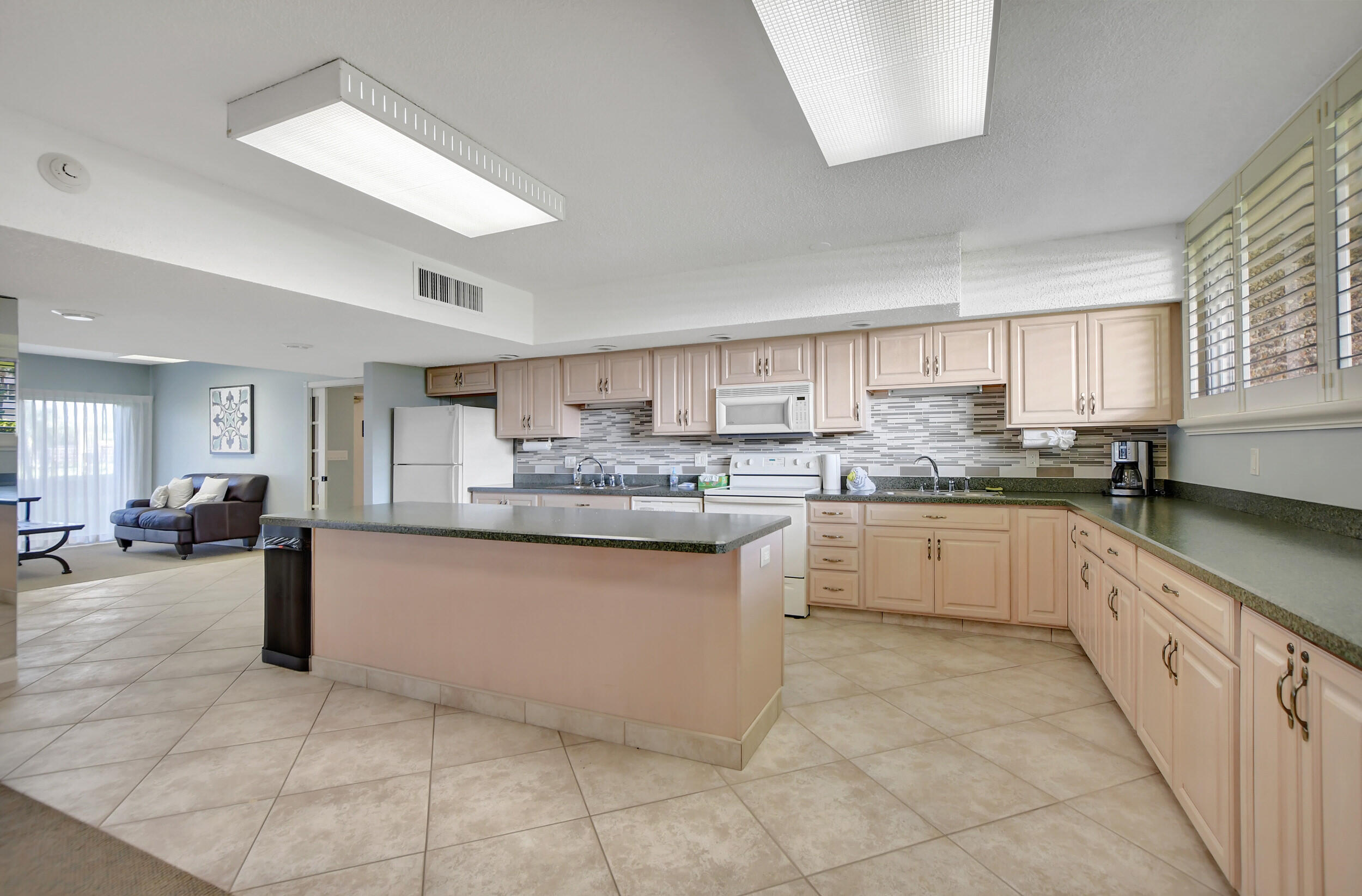 555 Northwest 4th Avenue, Unit 1240 Boca Raton, FL 33432 - Photo 25 of 31 Large Community Kitchen