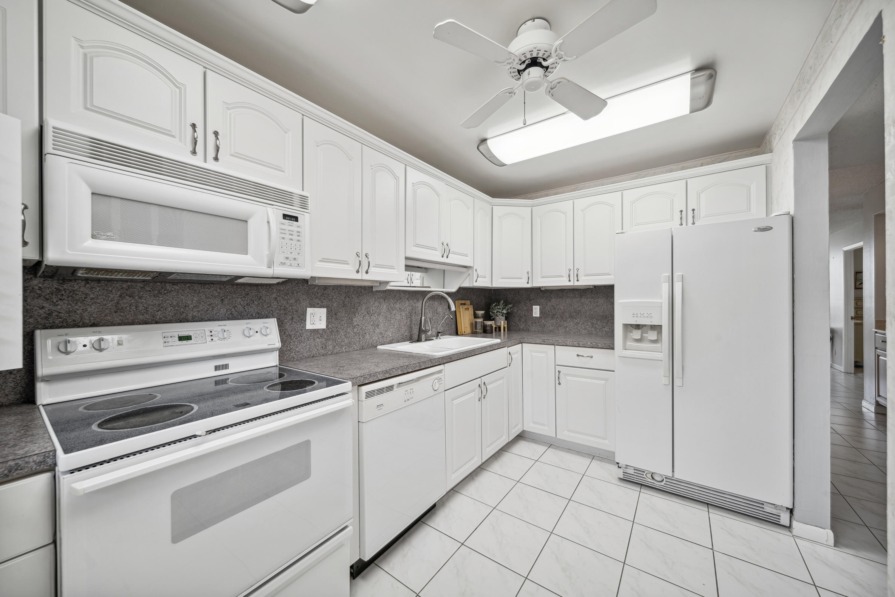 555 Northwest 4th Avenue, Unit 1240 Boca Raton, FL 33432 - Photo 5 of 31 Kitchen