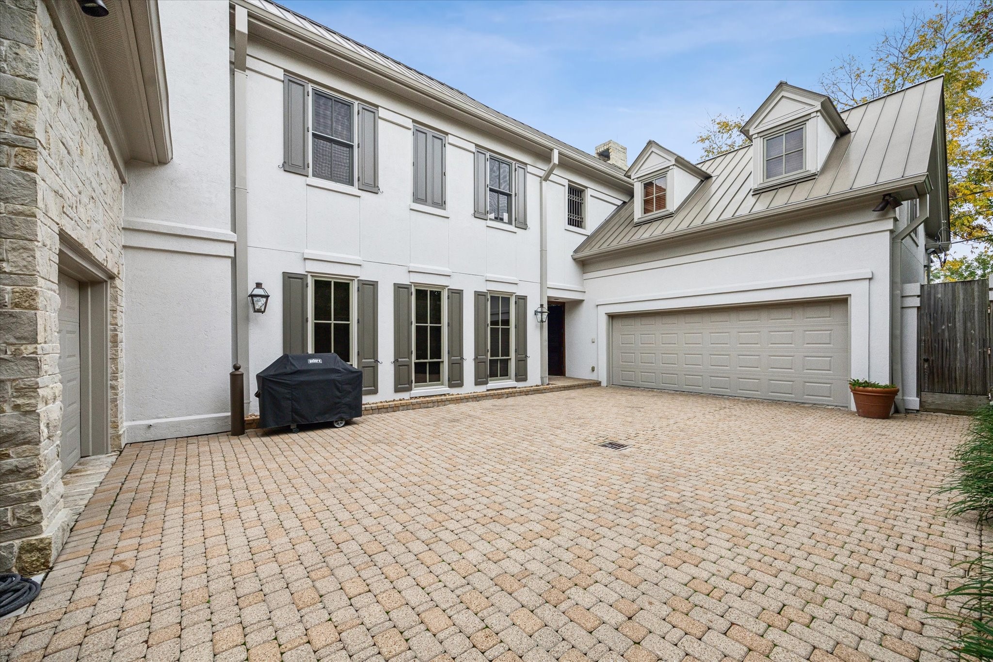 3715 Garnet Street Houston, TX 77005 - Photo 3 of 50 The wide expanse of the privately paved forecourt is an open area ideal for parking, entertaining and outdoor gatherings.