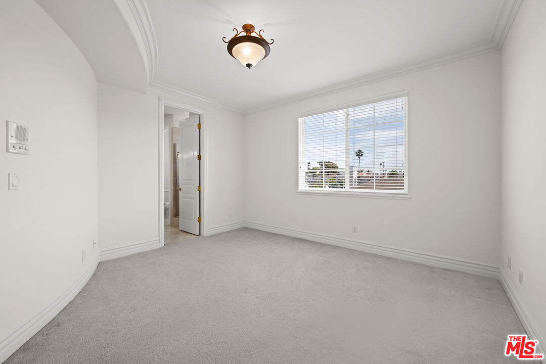 1756 Ruhland Avenue Manhattan Beach, CA 90266 - Photo 19 of 75 an empty room with windows