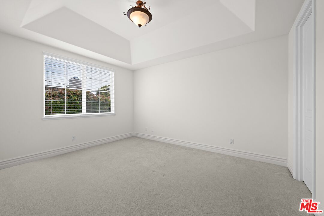 1756 Ruhland Avenue Manhattan Beach, CA 90266 - Photo 22 of 75 an empty room with windows