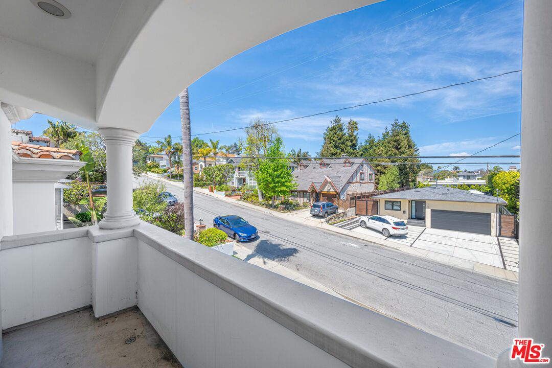 1756 Ruhland Avenue Manhattan Beach, CA 90266 - Photo 58 of 75 a living room with furniture and a potted plant