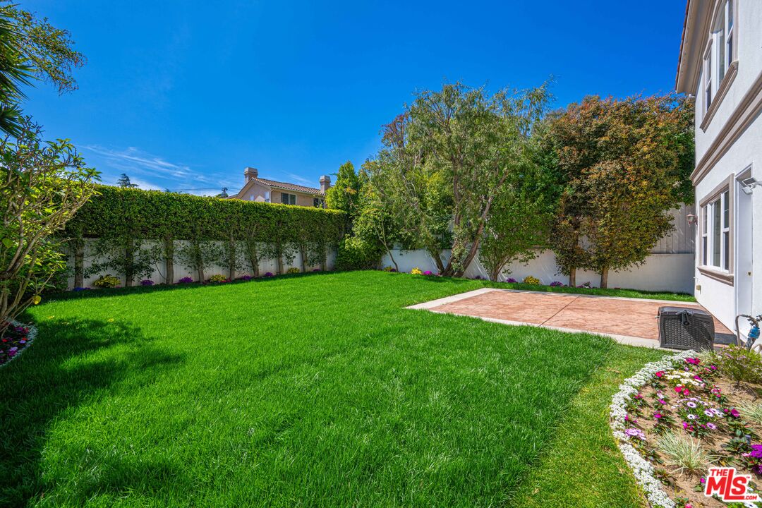 1756 Ruhland Avenue Manhattan Beach, CA 90266 - Photo 61 of 75 a view of a yard with a fountain