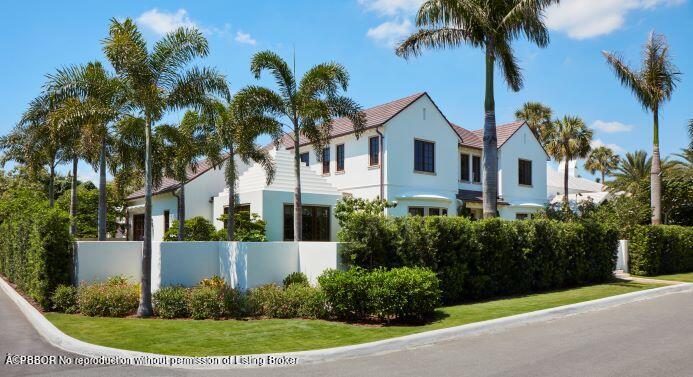 300 Indian Road Palm Beach, FL 33480 - Photo 39 of 42 a front view of house with yard and green space