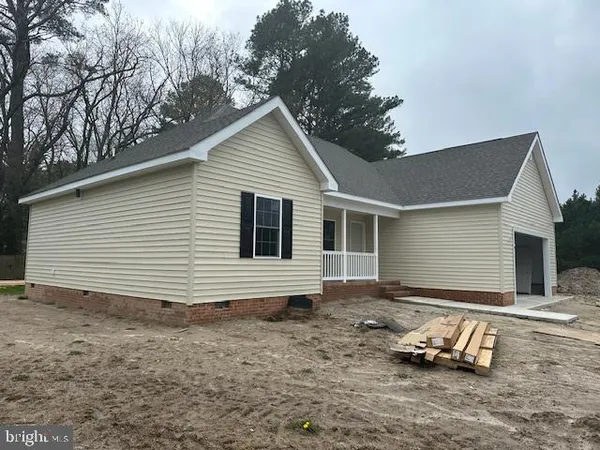 a view of a house with backyard