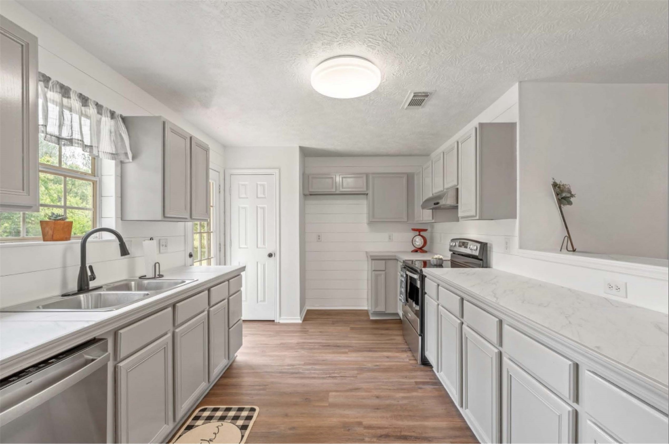 17519 Country Lane Waller, TX 77484 - Photo 4 of 18 Beautiful Kitchen with Plenty of Natural Light:)