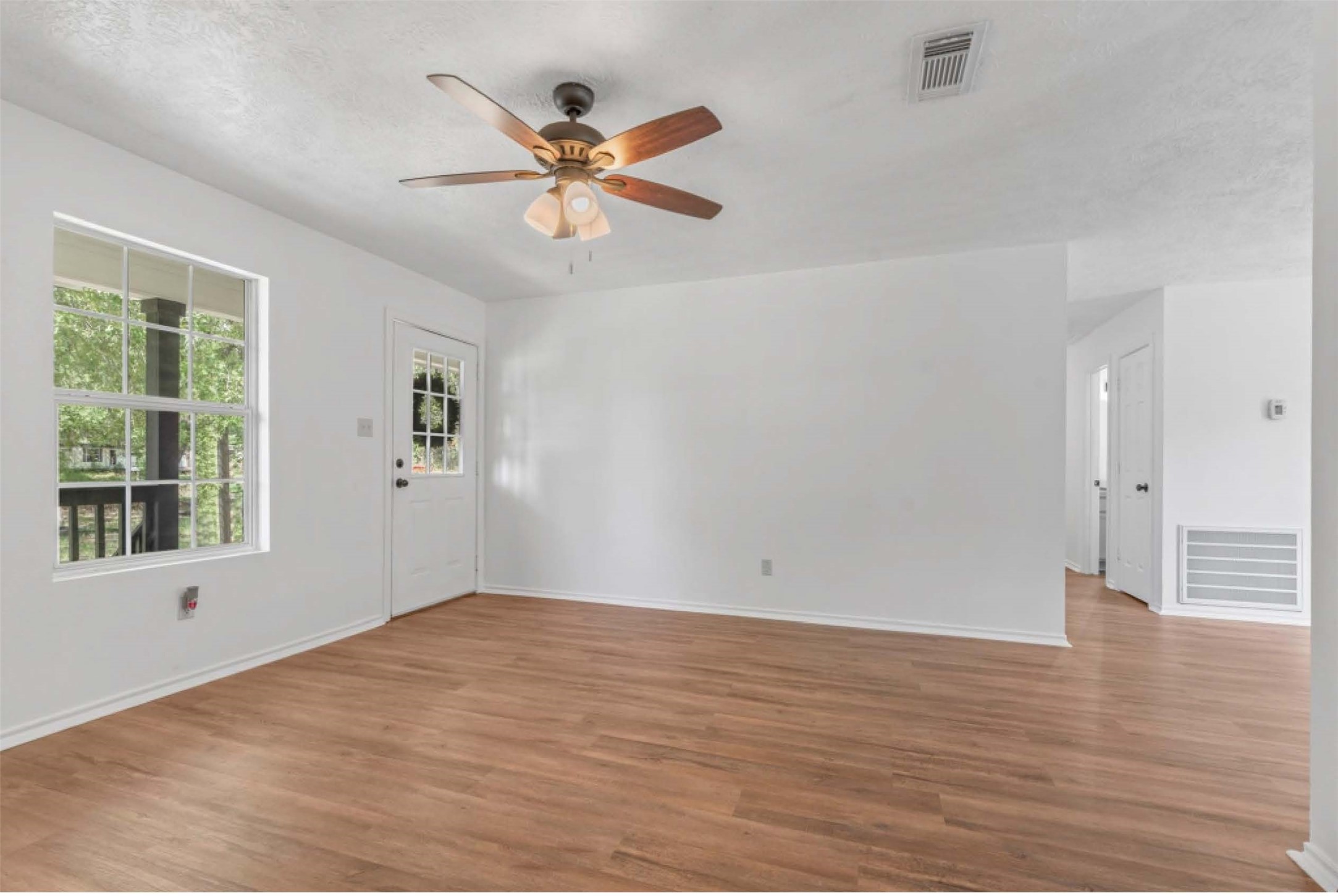 17519 Country Lane Waller, TX 77484 - Photo 8 of 18 Living Room entrance to hallway to other rooms...