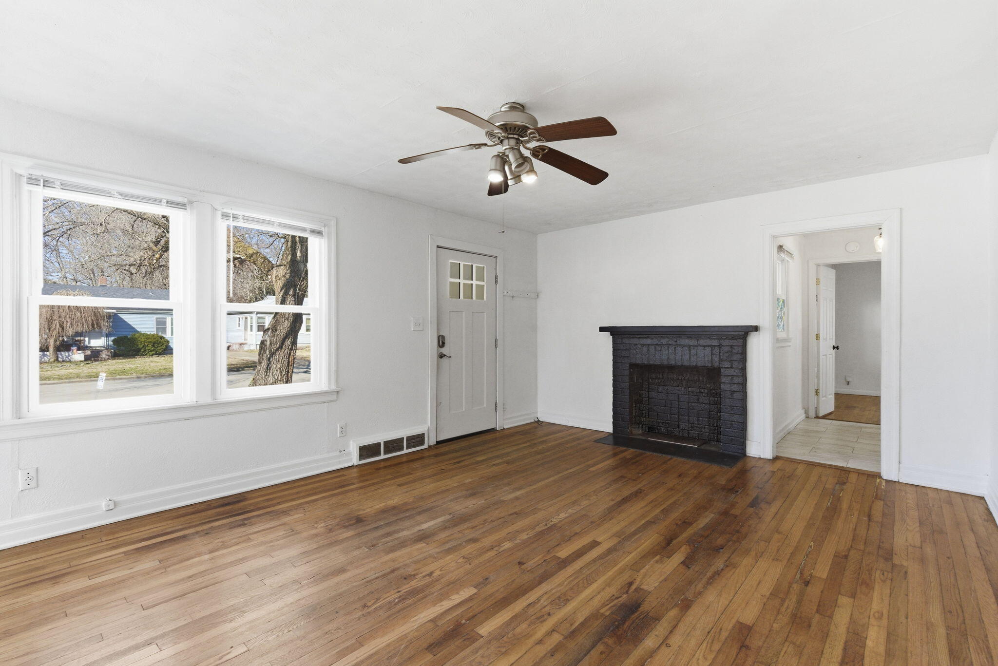 1420 South Pickwick Avenue Springfield, MO 65804 - Photo 5 of 28 6-web-or-mls-DSC08816