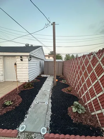 a view of a backyard with pathway