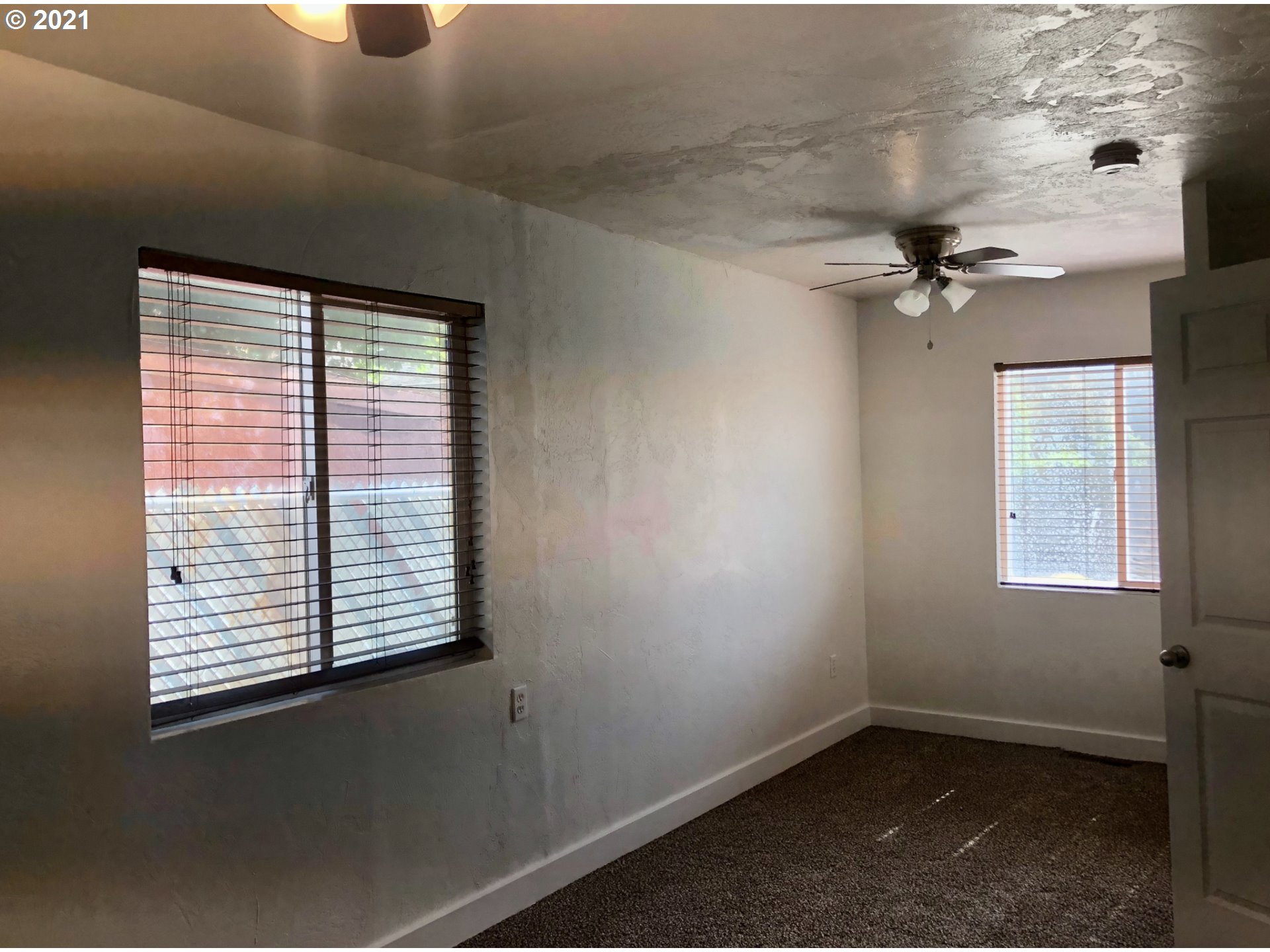 623 Southwest 4th Street Pendleton, OR 97801 - Photo 11 of 32 an empty room with a window