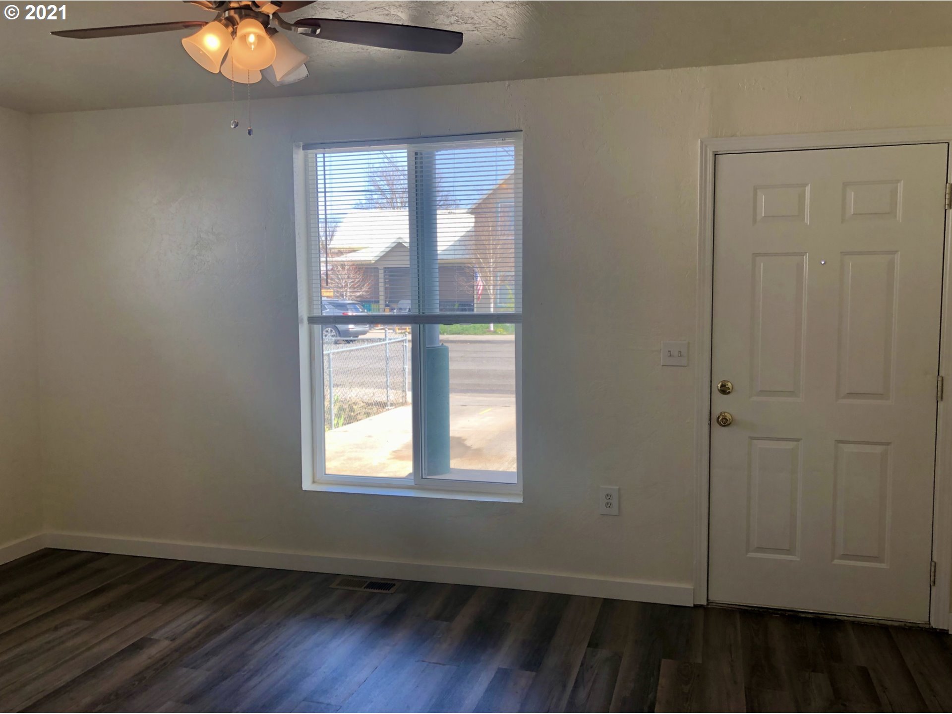 623 Southwest 4th Street Pendleton, OR 97801 - Photo 13 of 32 an empty room with a window