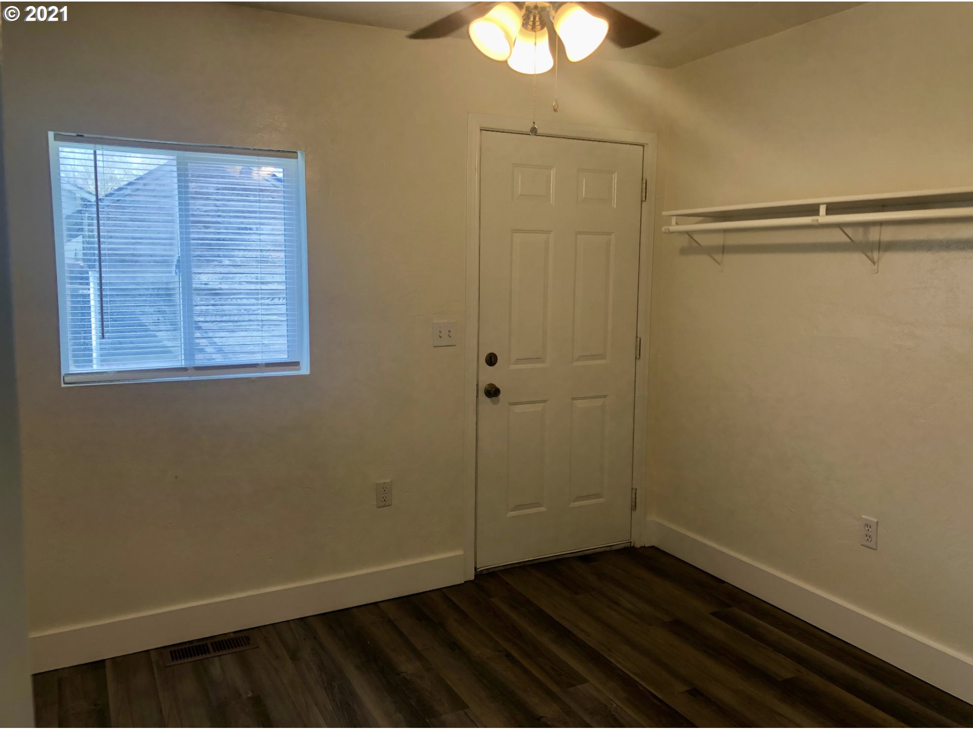 623 Southwest 4th Street Pendleton, OR 97801 - Photo 18 of 32 a view of an empty room with a window