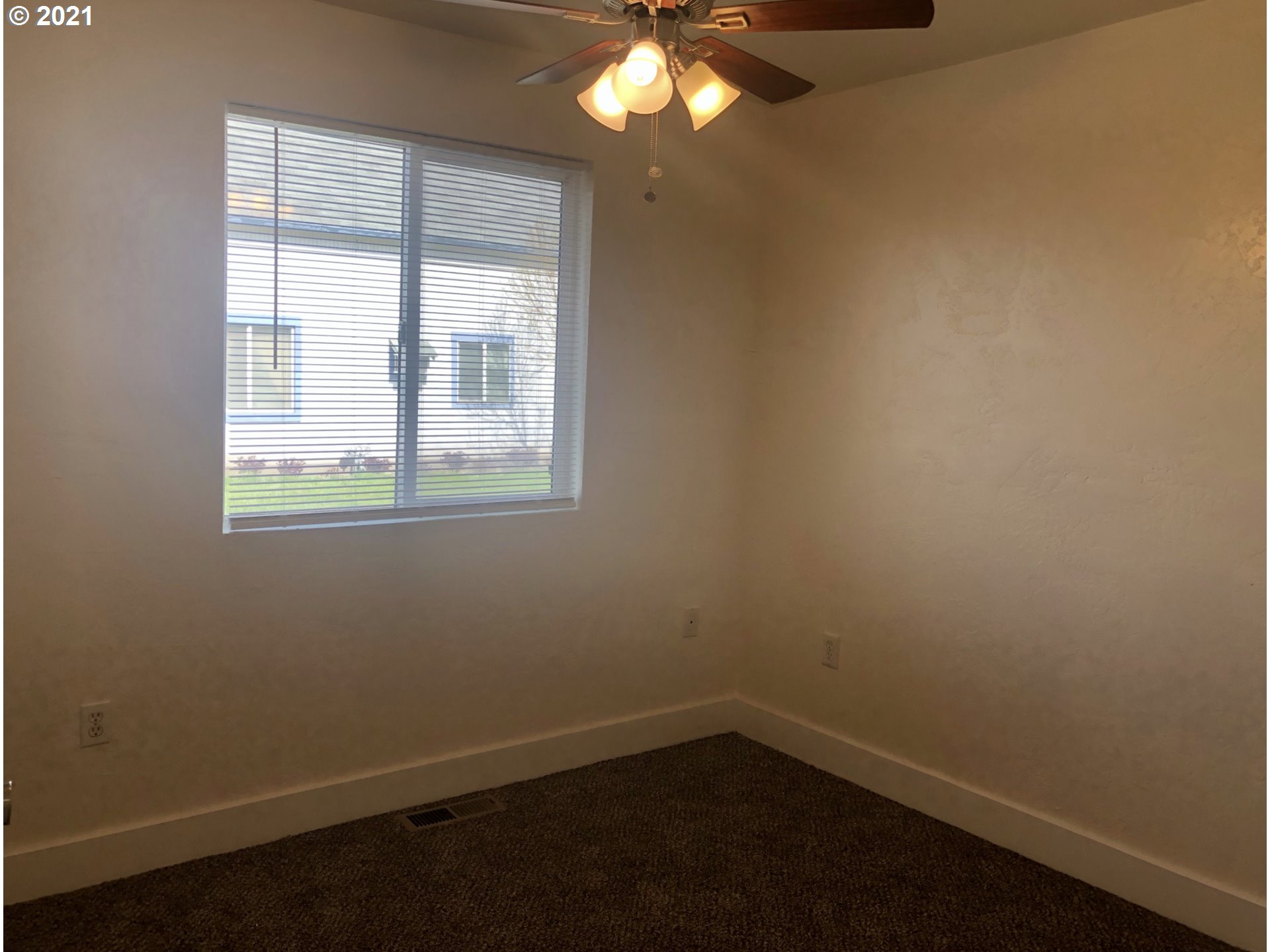 623 Southwest 4th Street Pendleton, OR 97801 - Photo 20 of 32 an empty room with a window