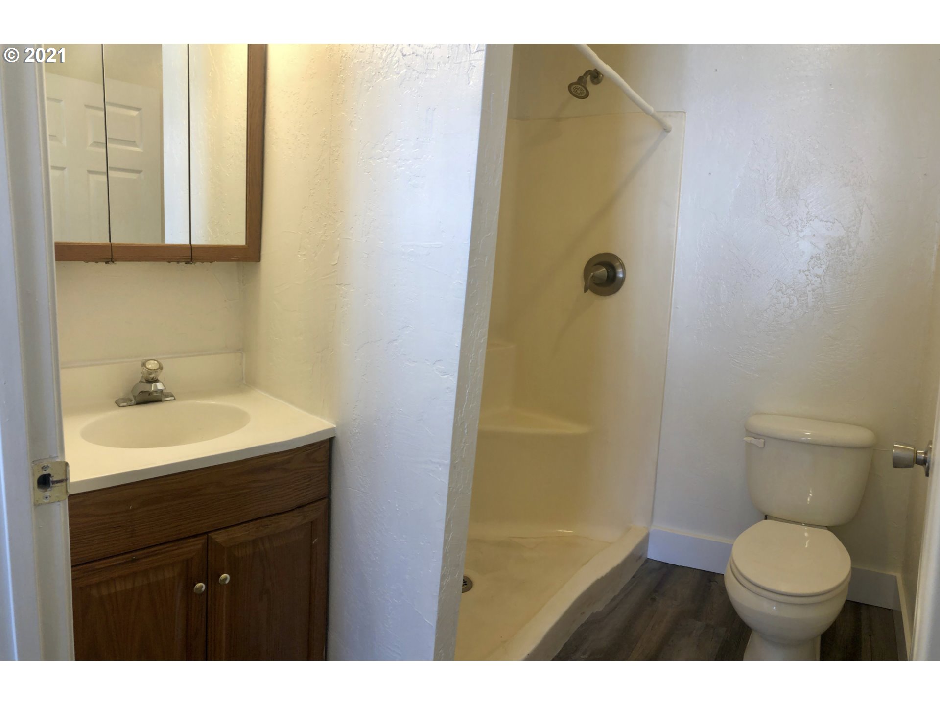 623 Southwest 4th Street Pendleton, OR 97801 - Photo 21 of 32 a bathroom with a sink toilet and shower