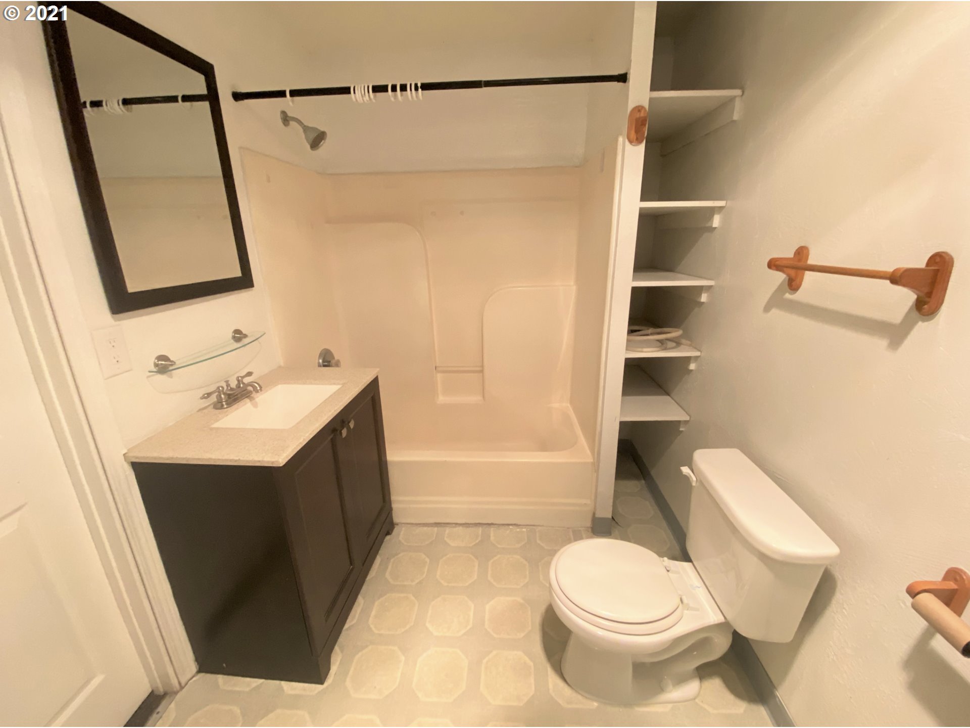 623 Southwest 4th Street Pendleton, OR 97801 - Photo 27 of 32 a bathroom with a sink toilet and shower