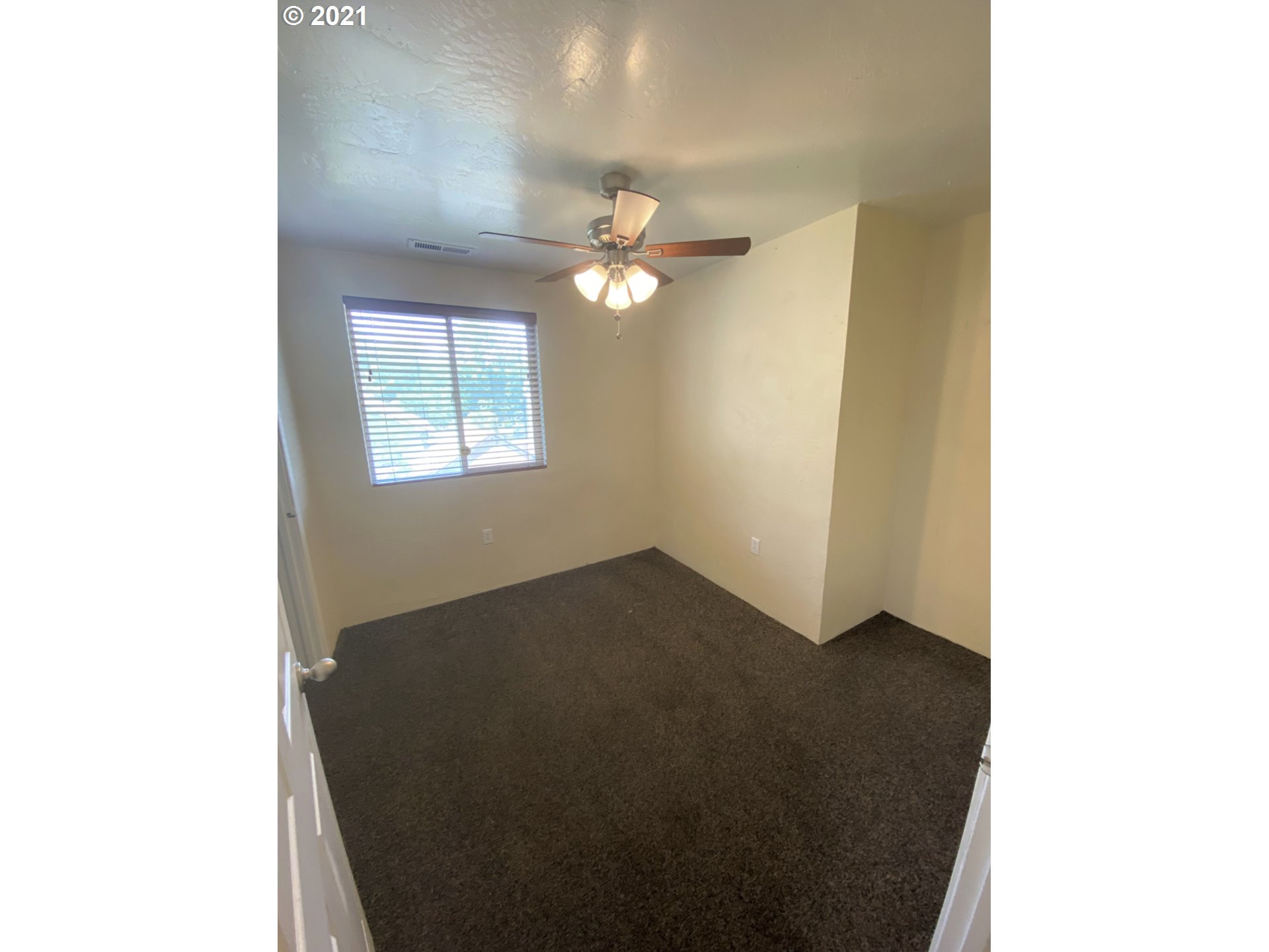 623 Southwest 4th Street Pendleton, OR 97801 - Photo 28 of 32 a very nice looking room with a ceiling fan