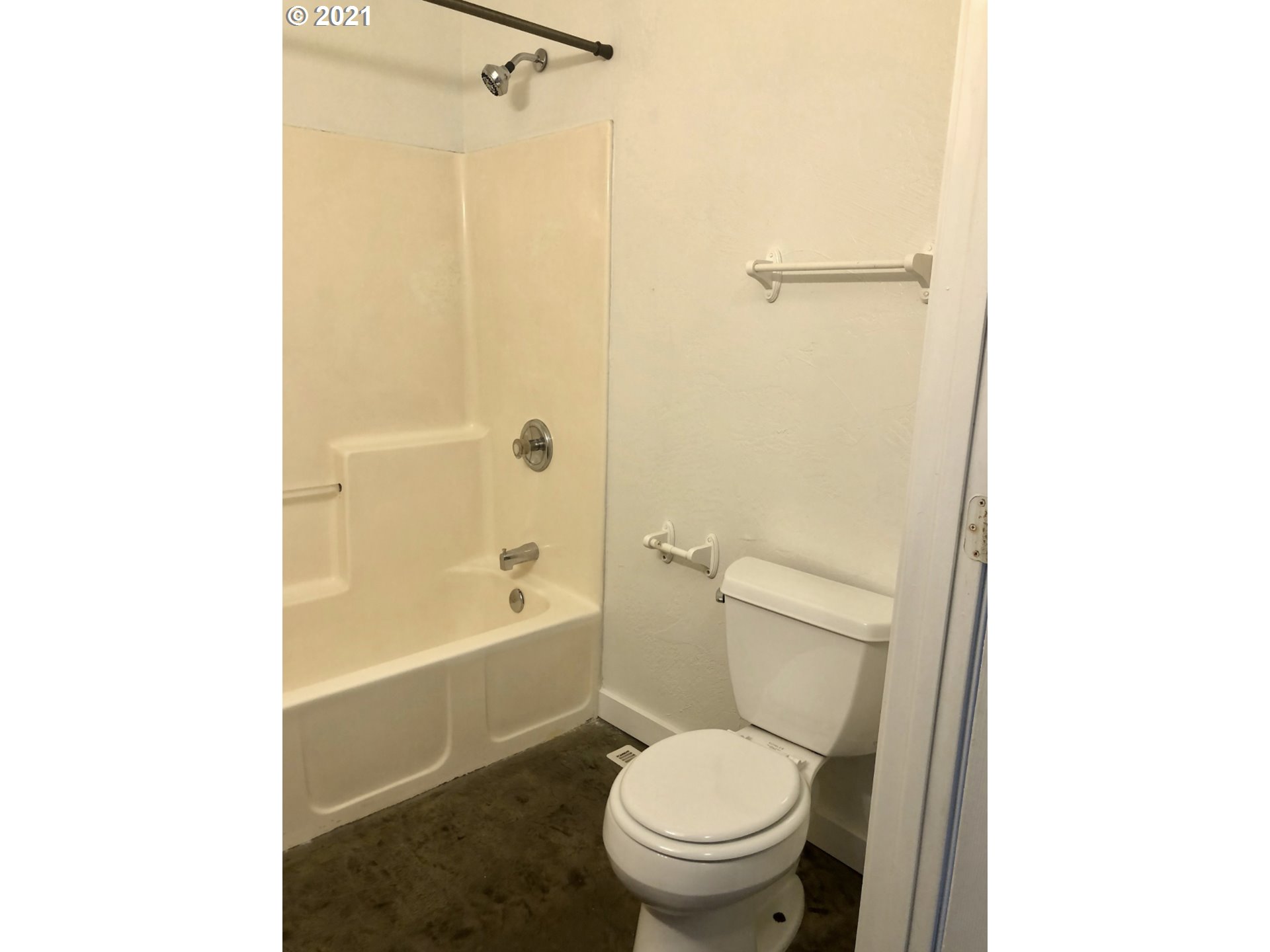 623 Southwest 4th Street Pendleton, OR 97801 - Photo 8 of 32 a bathroom with a toilet and a bathtub