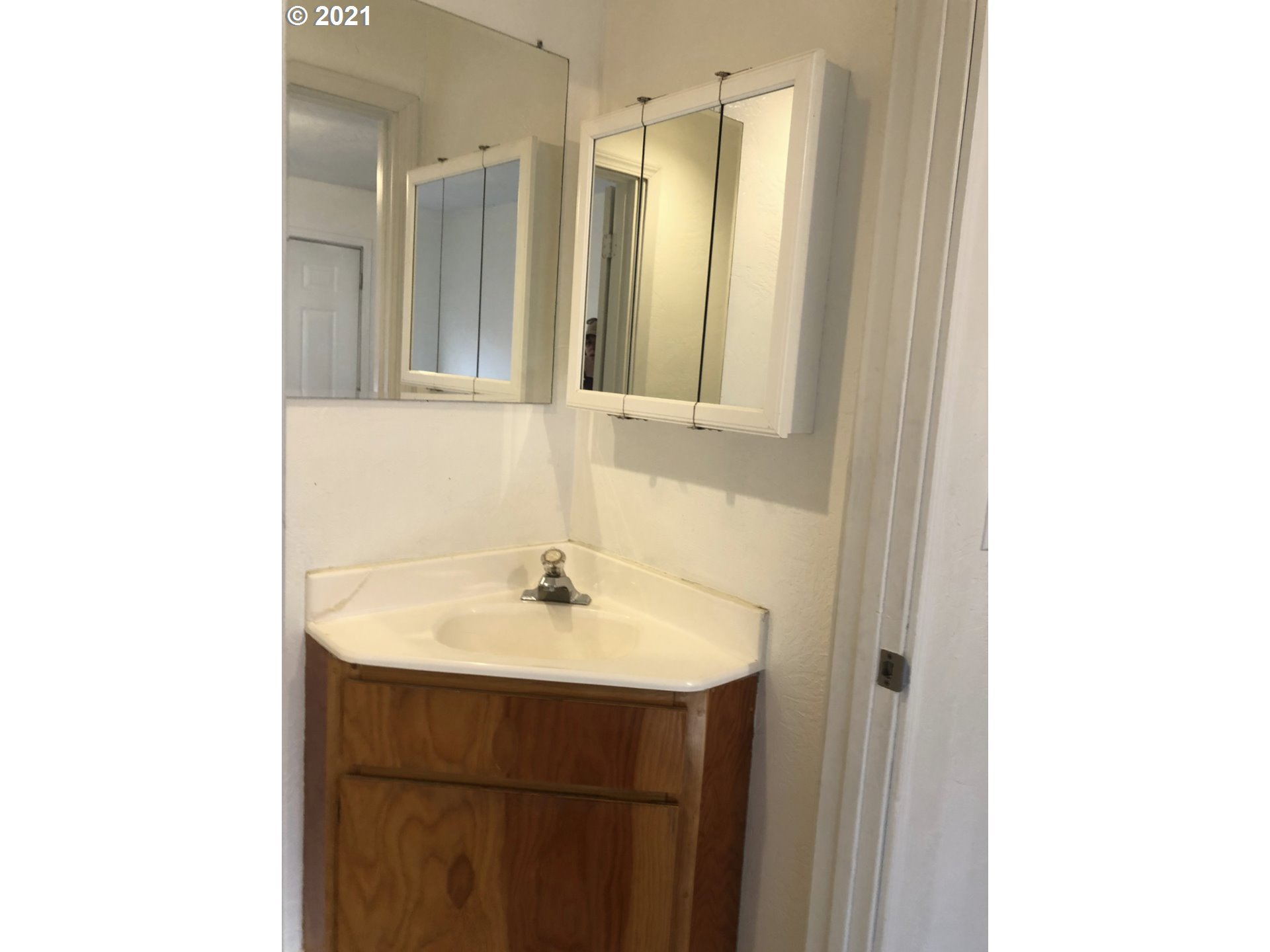 623 Southwest 4th Street Pendleton, OR 97801 - Photo 9 of 32 a bathroom with a sink and a mirror