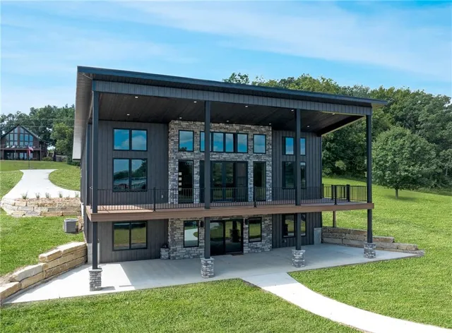 $1,099,000 | 778 Lake Viking Terrace, Altamont, MO 64620