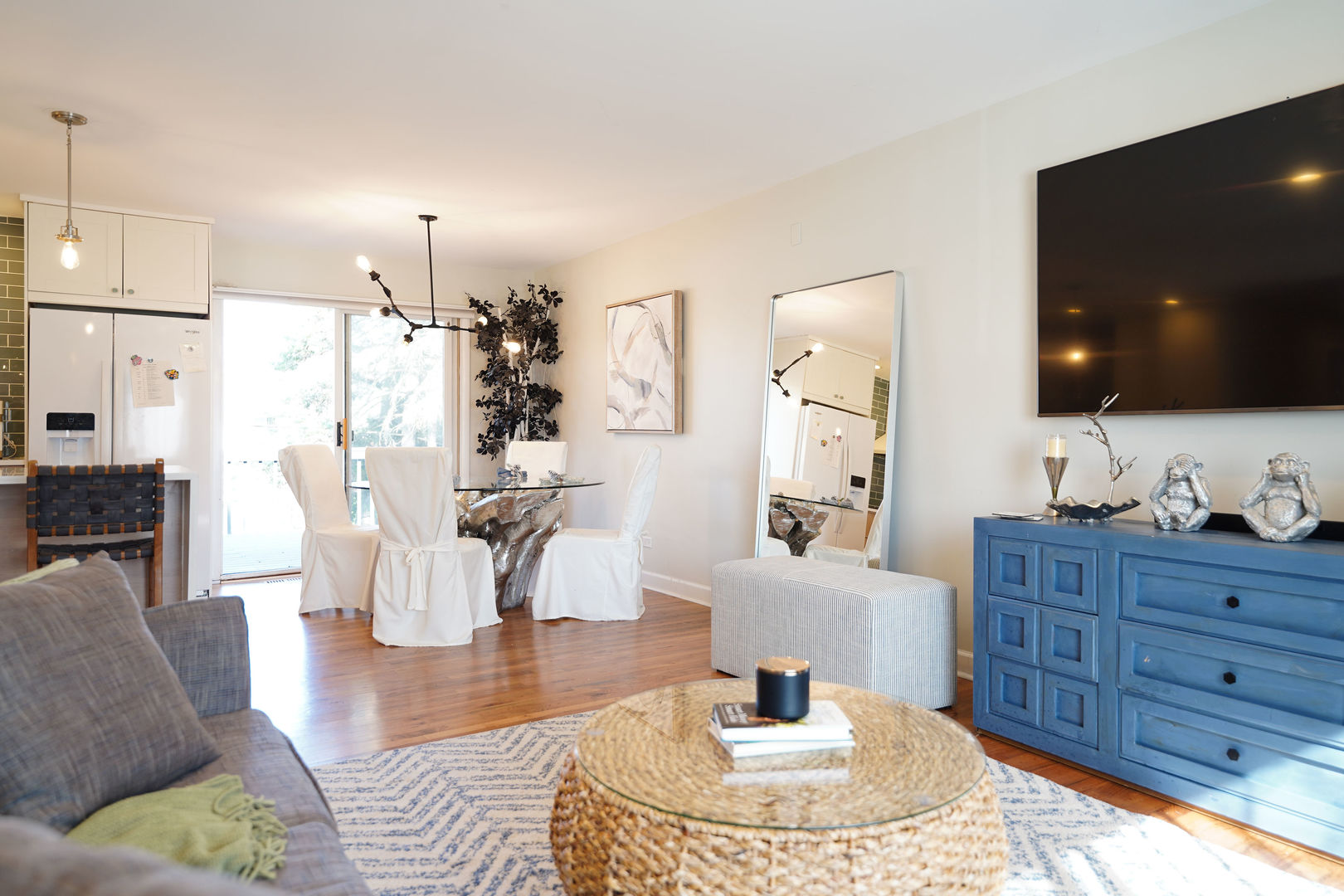 21W272 Coronet Road Lombard, IL 60148 - Photo 29 of 31 a living room with furniture and a flat screen tv