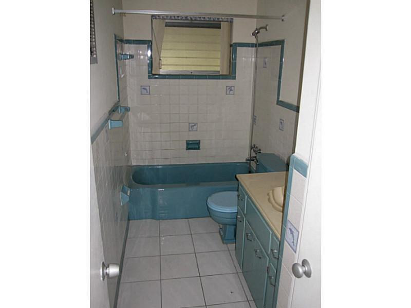 470 Northeast 29th Street Boca Raton, FL 33431 - Photo 17 of 26 Bathroom
