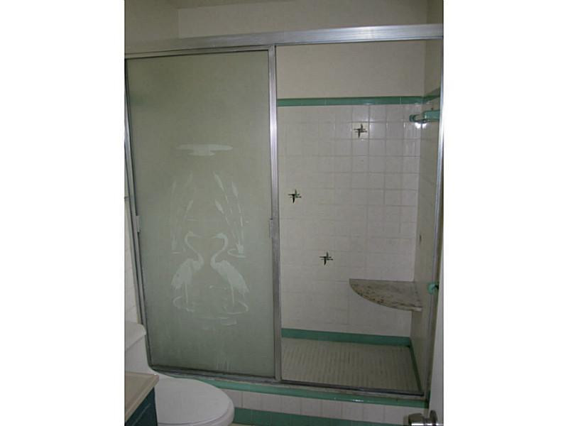 470 Northeast 29th Street Boca Raton, FL 33431 - Photo 20 of 26 Bathroom