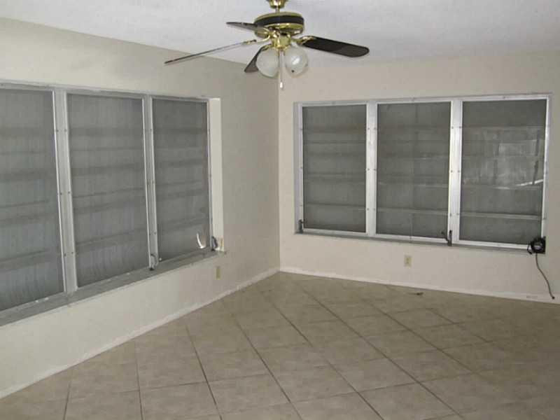 470 Northeast 29th Street Boca Raton, FL 33431 - Photo 7 of 26 Living Room