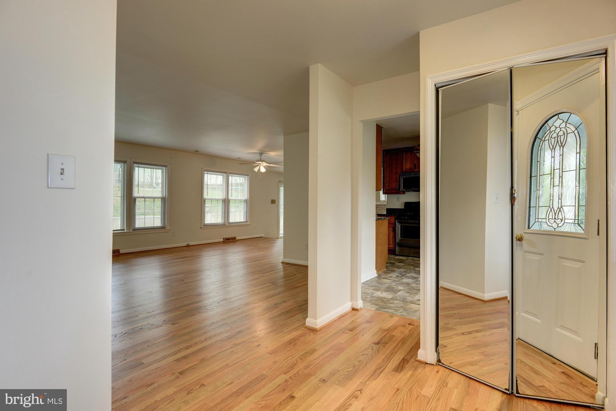 2401 Kingsway Road Fort Washington, MD 20744 - Photo 4 of 29 Living Room