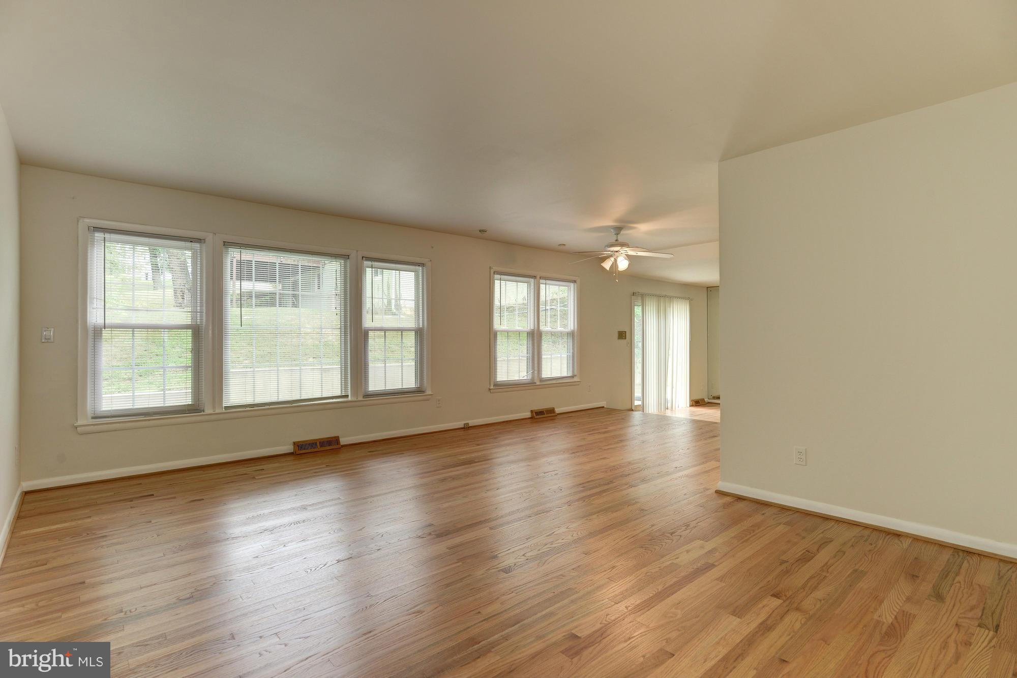2401 Kingsway Road Fort Washington, MD 20744 - Photo 5 of 29 Living Room