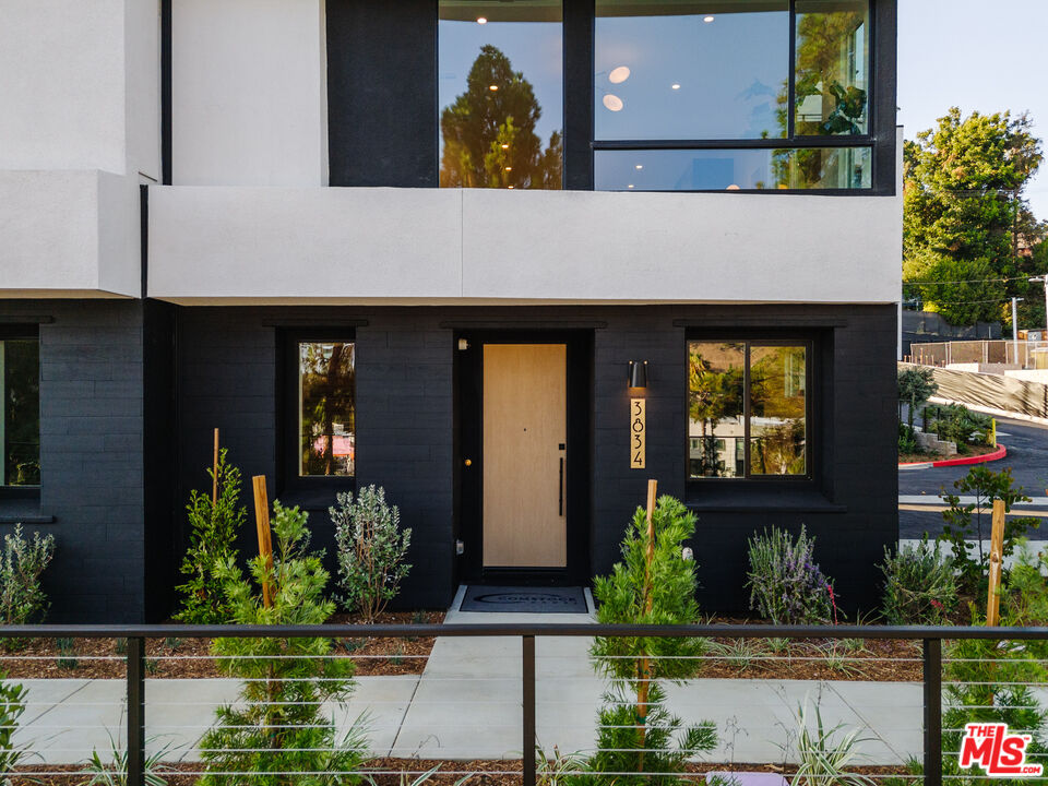 3872 North Riley Lane Los Angeles, CA 90065 - Photo 21 of 30 front view of a house