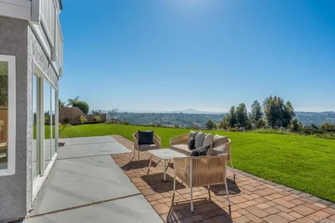 a view of a livingroom with closet