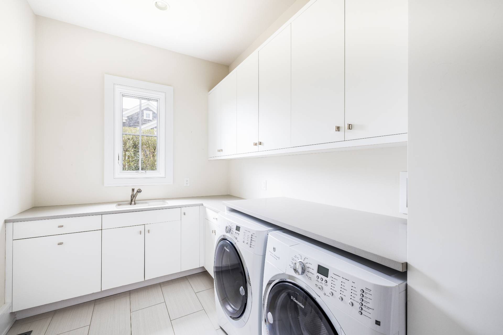 135 Hildreth Lane Bridgehampton, NY 11932 - Photo 36 of 38 a utility room with dryer and washer