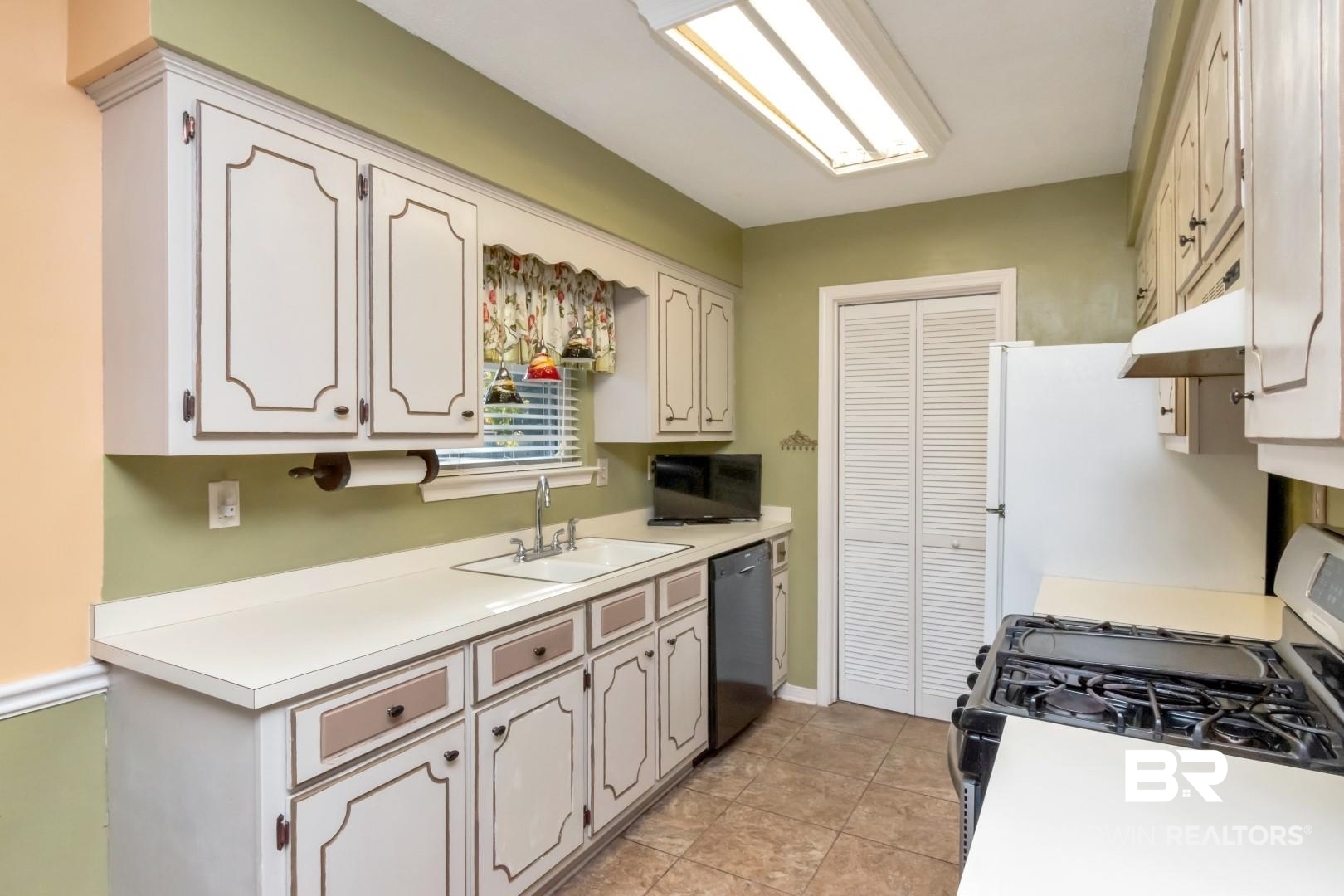 9360 Burnt Tree Drive Mobile, AL 36695 - Photo 9 of 28 Kitchen featuring sink, light tile patterned floors, and white appliances