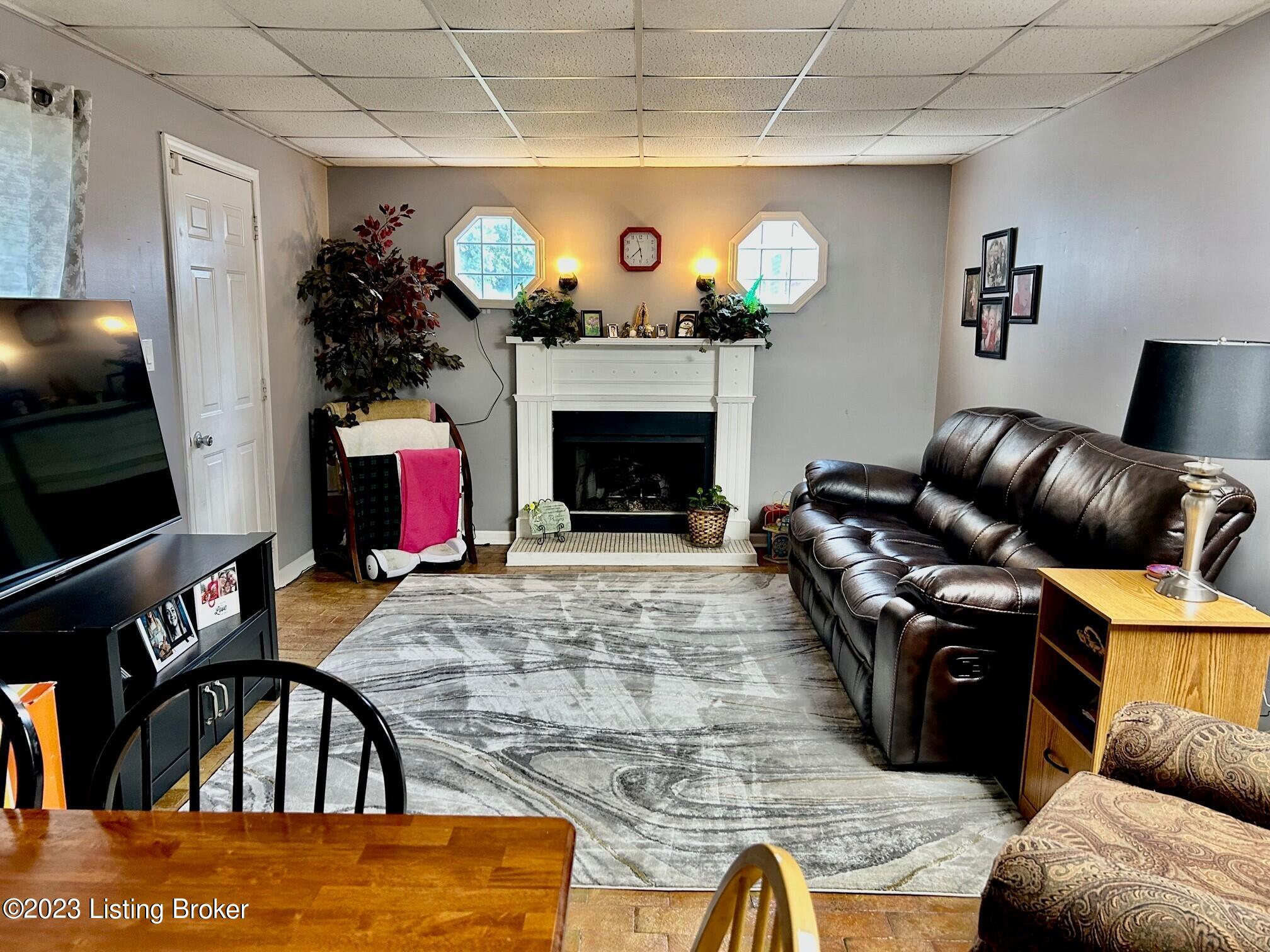 8517 Chase Road Louisville, KY 40258 - Photo 3 of 27 11