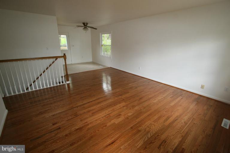 125 Harmony Hall Road Gaithersburg, MD 20877 - Photo 25 of 28 Living Room