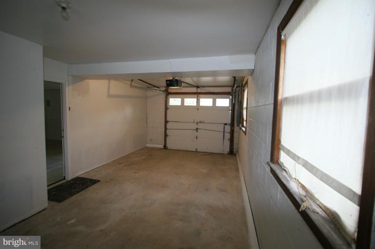 125 Harmony Hall Road Gaithersburg, MD 20877 - Photo 9 of 28 Attached Garage