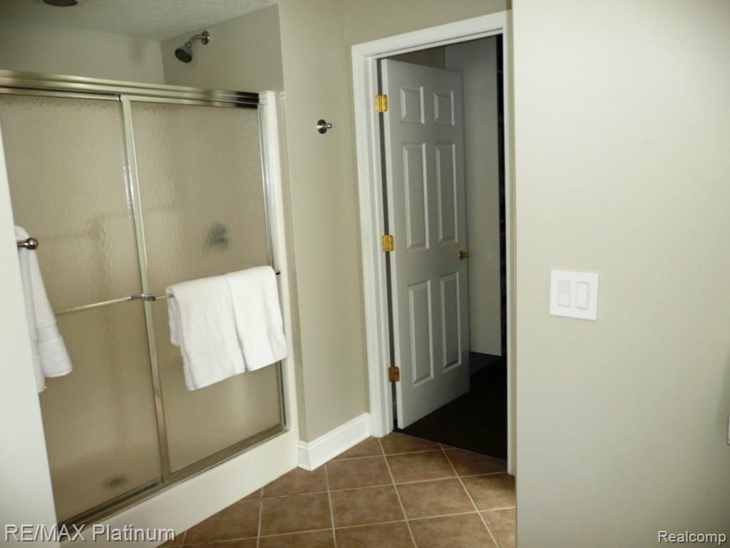 5881 Fenton Road Fenton, MI 48430 - Photo 13 of 35 Master Bath