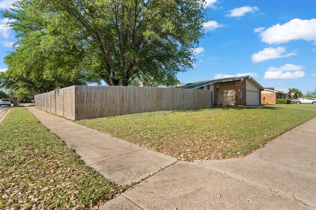 a view of a back yard