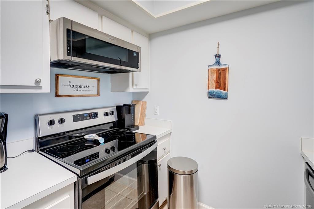 40 Northeast Plantation Road, Unit 309 Jensen Beach, FL 34957 - Photo 14 of 44 a stove top oven sitting inside of a kitchen