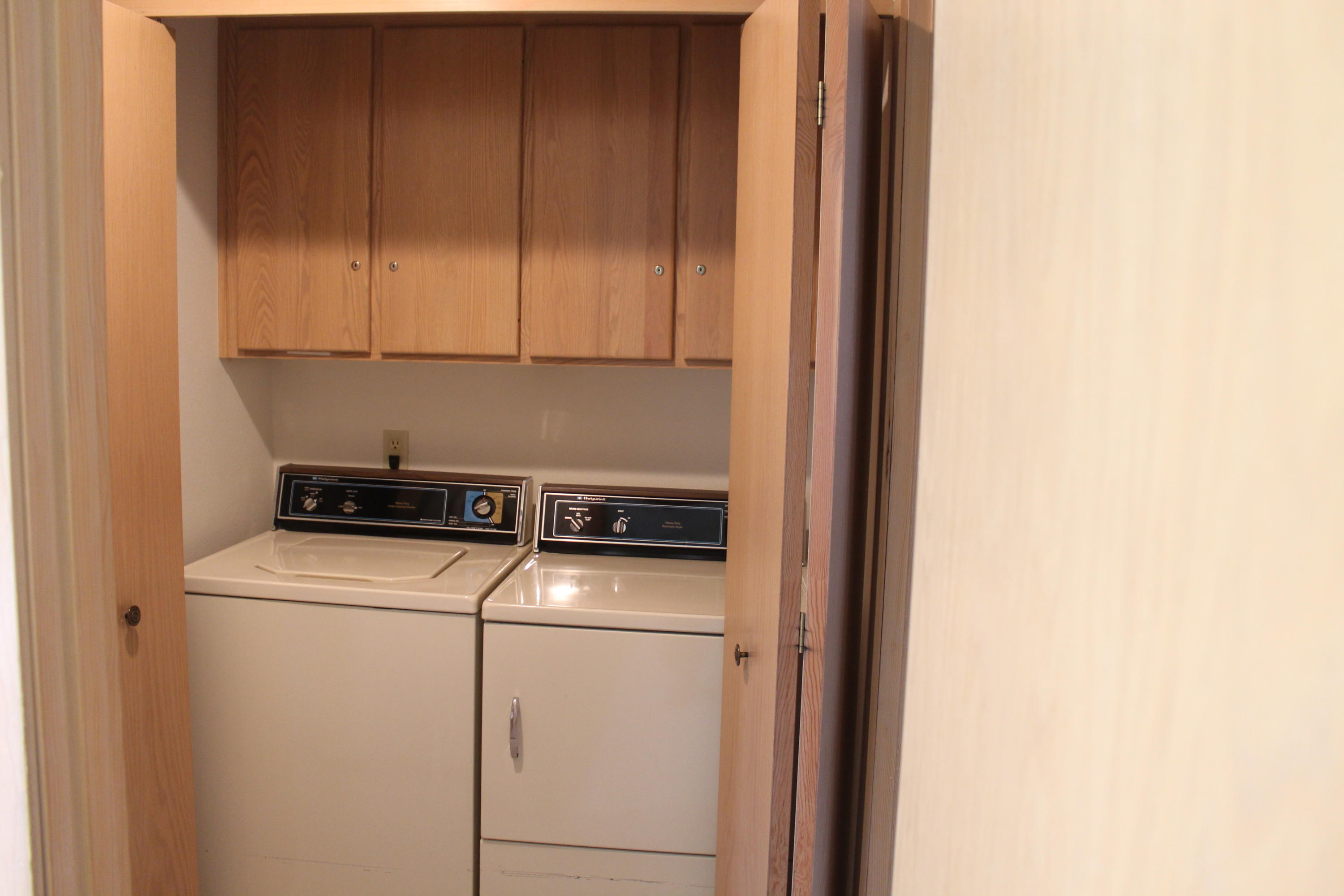 57340-17a Beaver Ridge Loop Sunriver, OR 97707 - Photo 10 of 21 a utility room with dryer and washer