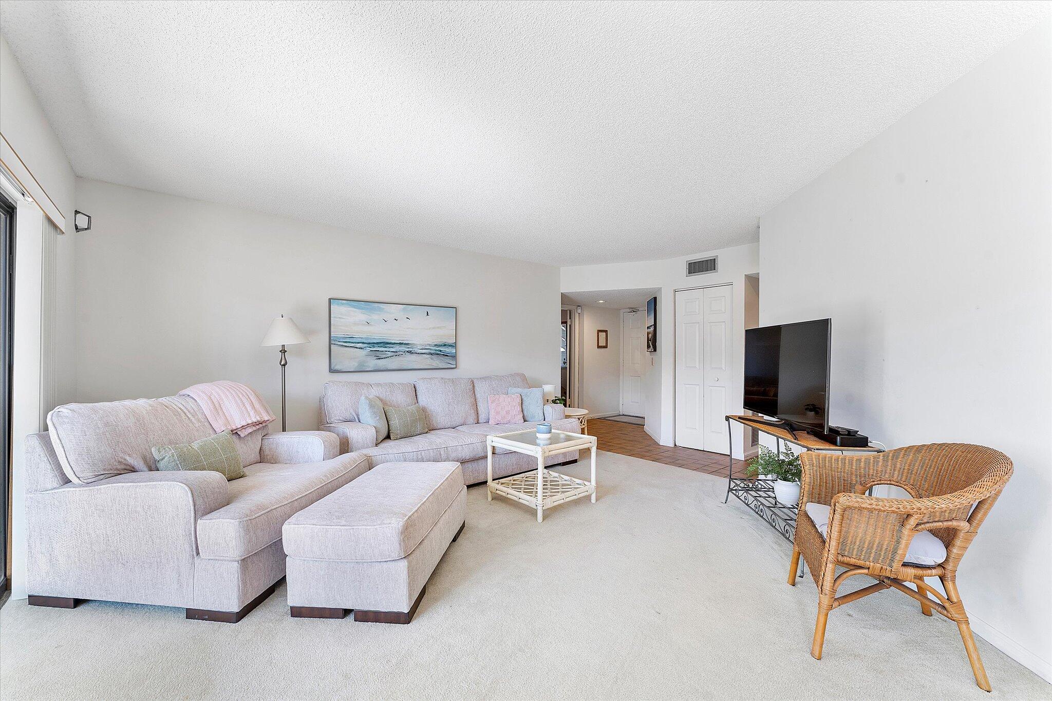 5581 Coach House Circle, Unit B Boca Raton, FL 33486 - Photo 8 of 35 08-5581 Coach House Circle Unit B_008