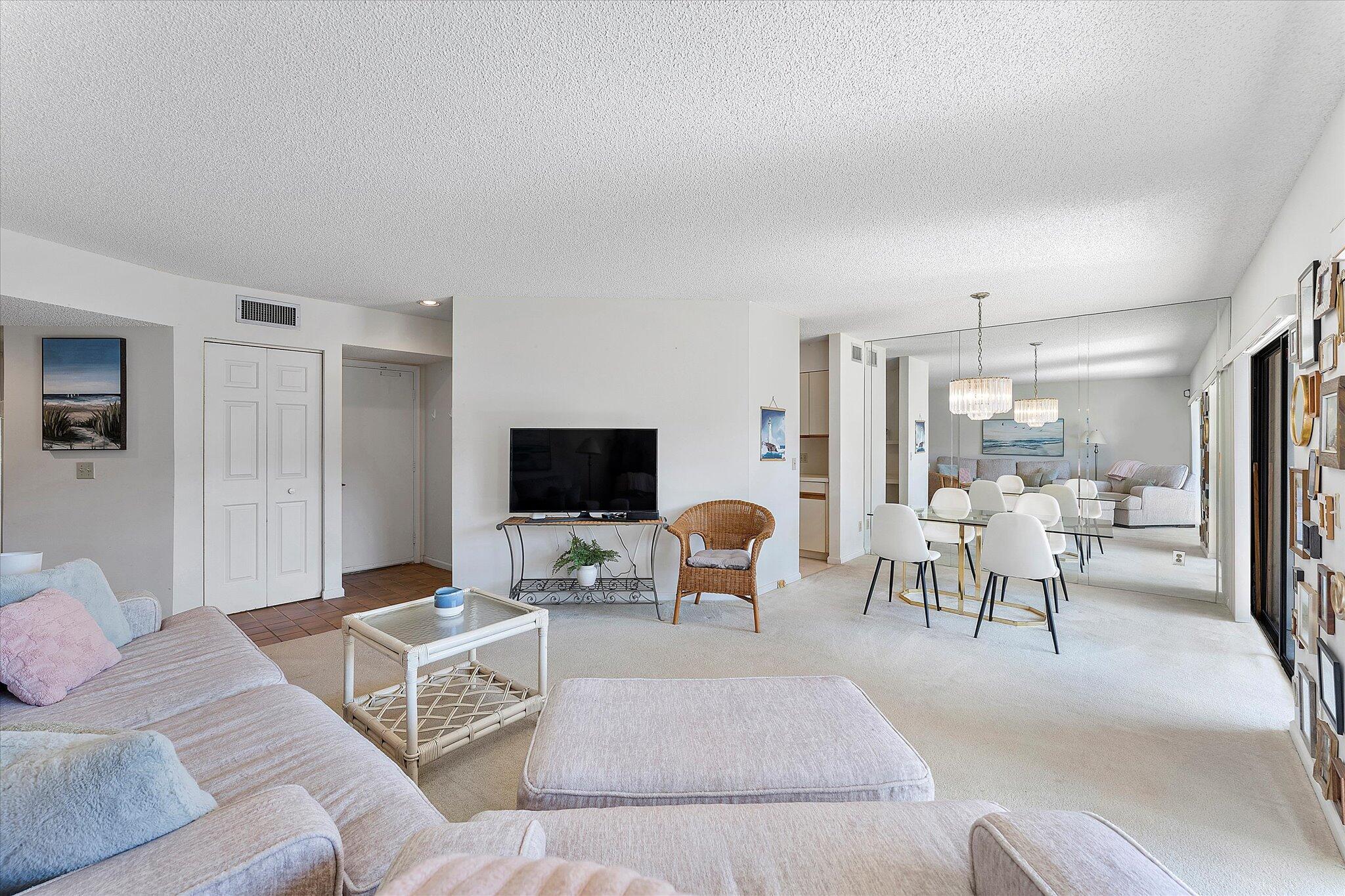 5581 Coach House Circle, Unit B Boca Raton, FL 33486 - Photo 9 of 35 09-5581 Coach House Circle Unit B_009