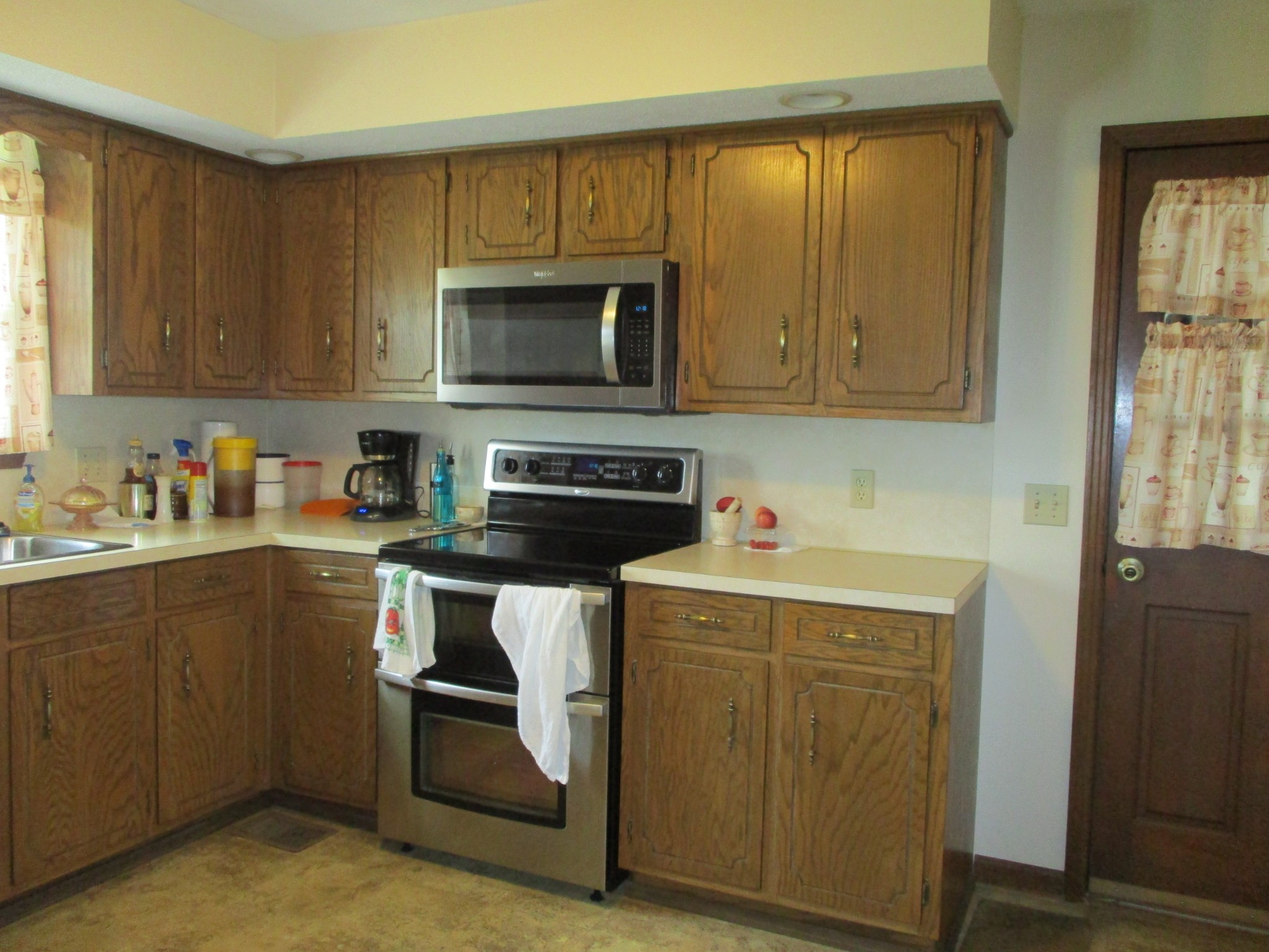6206 Hickory Ridge Road Lebanon, TN 37090 - Photo 15 of 28 a kitchen with a stove and a microwave