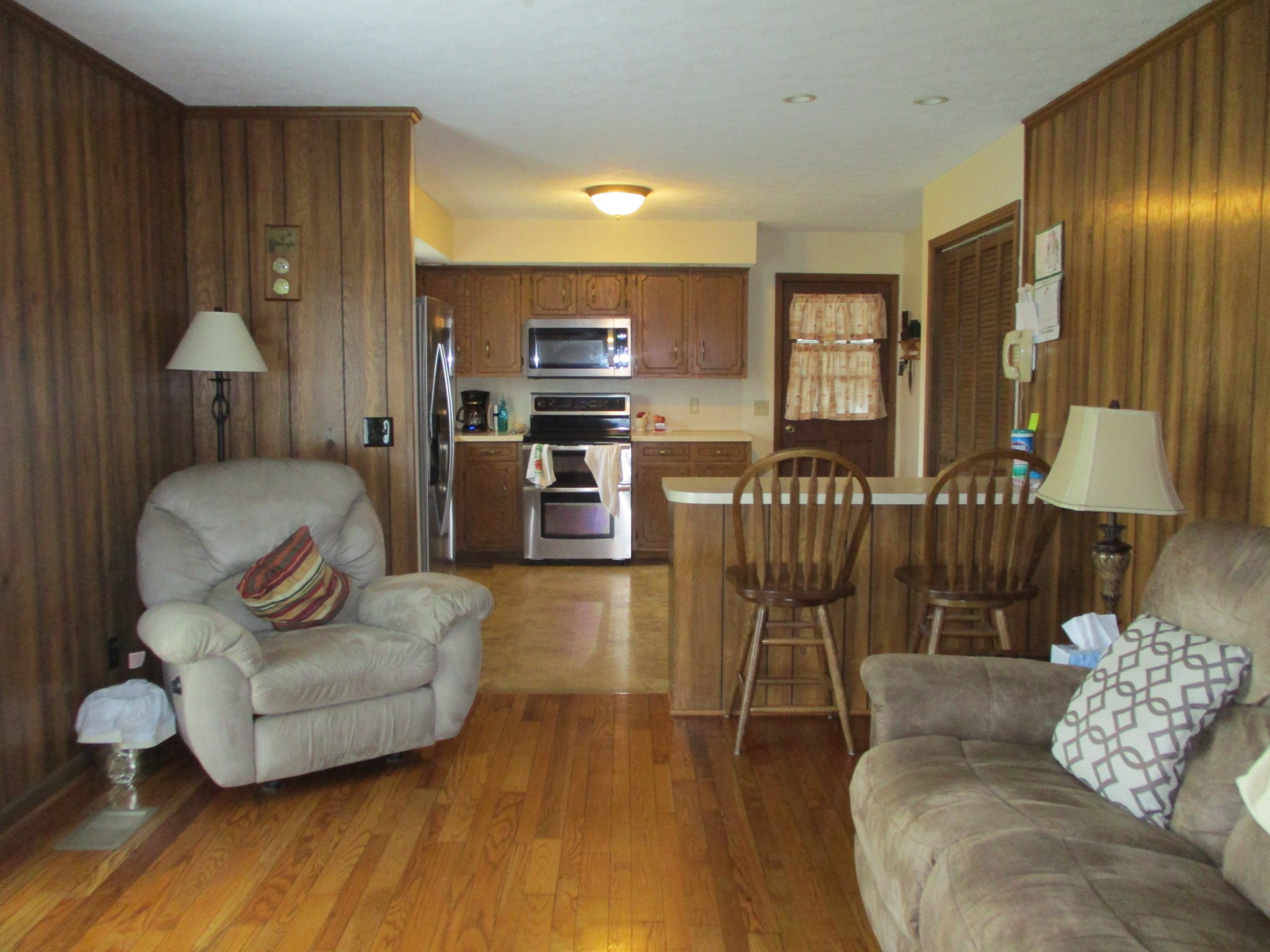6206 Hickory Ridge Road Lebanon, TN 37090 - Photo 18 of 28 a living room with furniture and a lamp