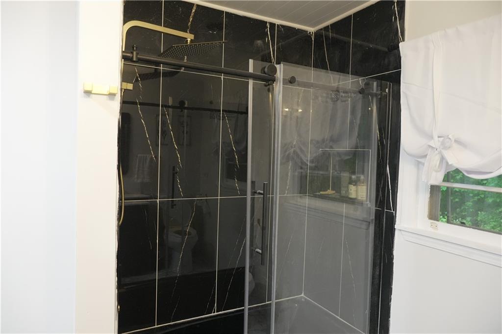 330 Ivy Trail Hartwell, GA 30643 - Photo 17 of 34 a bathroom with a shower