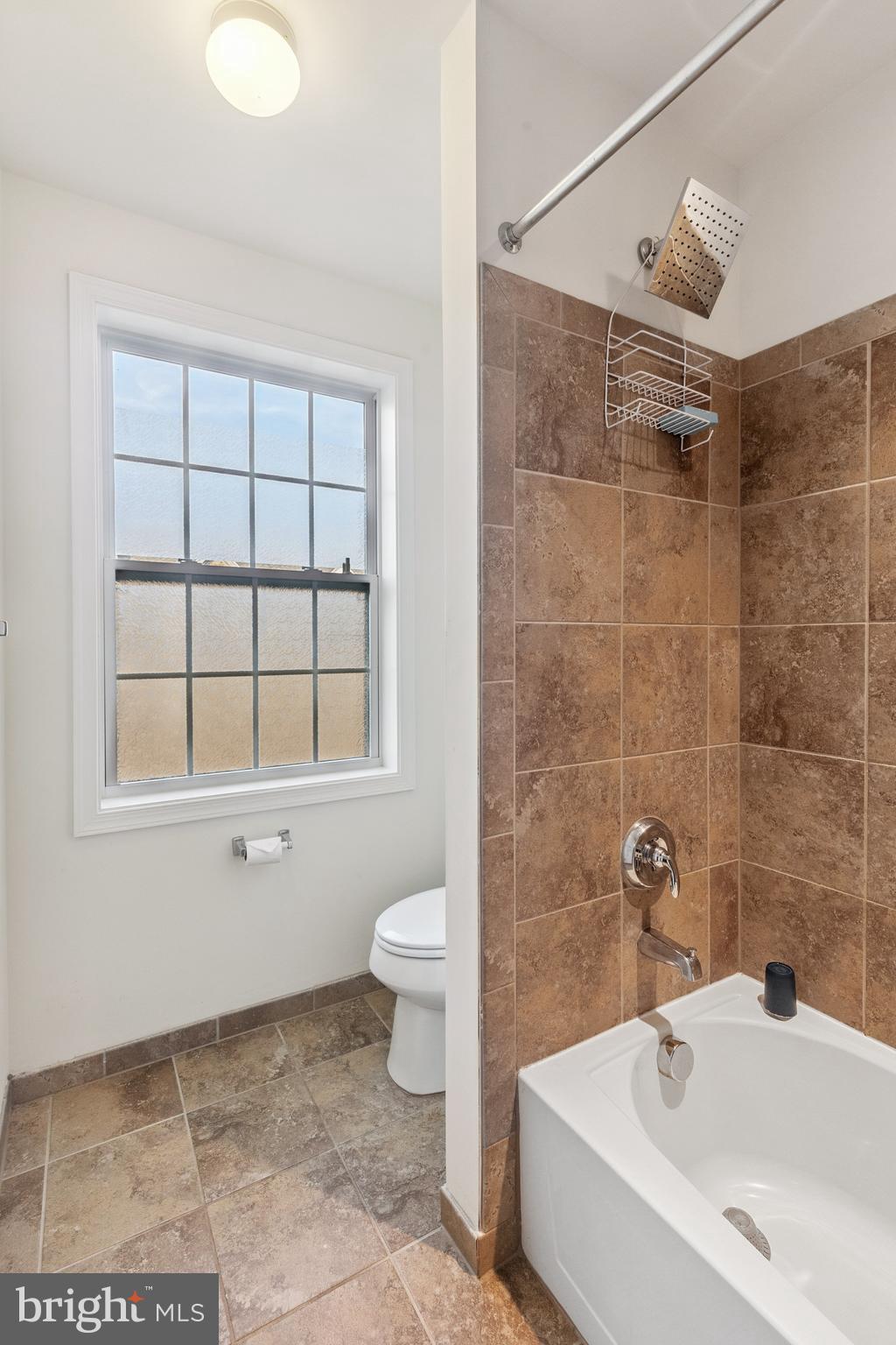 22551 Cambridgeport Square Ashburn, VA 20148 - Photo 28 of 49 a bathroom with a sink and a bathtub