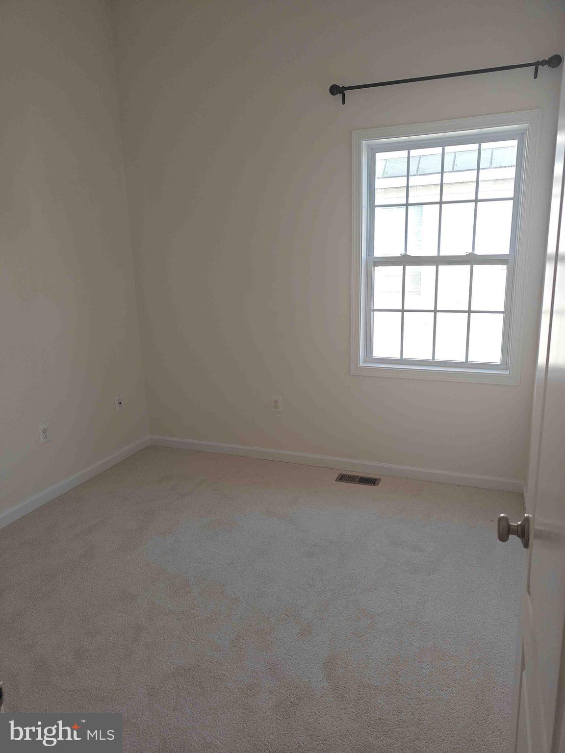 22551 Cambridgeport Square Ashburn, VA 20148 - Photo 32 of 49 an empty room with a window