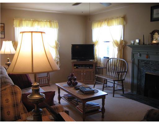 326 Hawthorne Road Pittsburgh, PA 15209 - Photo 12 of 18 Living Room.