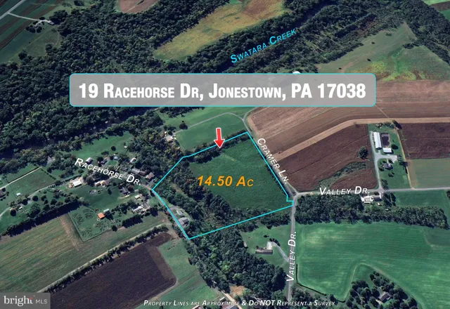 a sign that is sitting on a brick wall