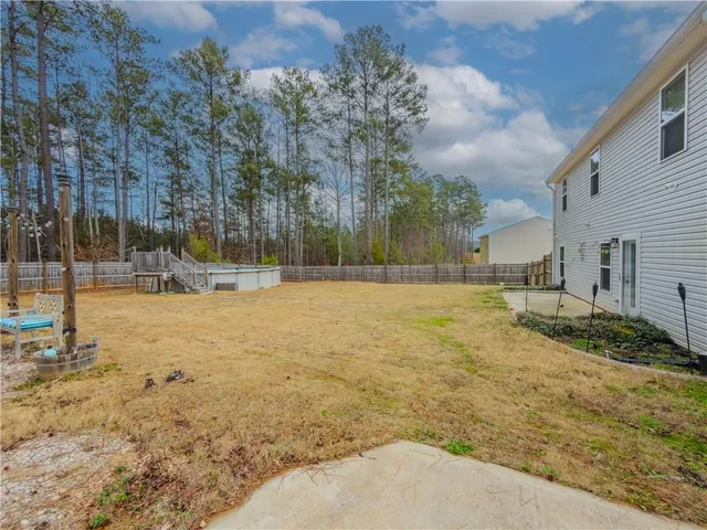 a view of a yard with a fountain